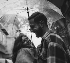 장마철 우산 속 연인의 모습&amp;#44; 빗속 데이트 흑백 감성