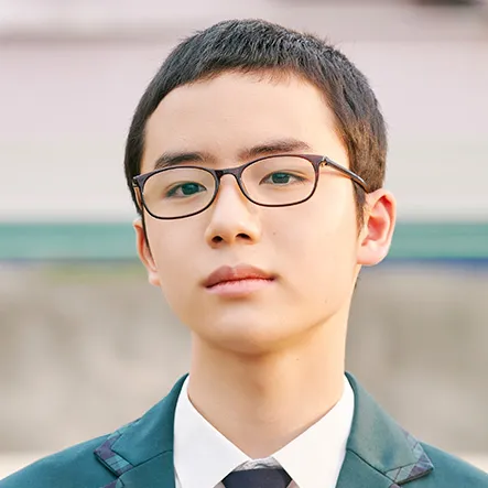 짧은 머리에 검은 안경을 쓰고 교복을 입고 있는 무인도의 디바 정기호