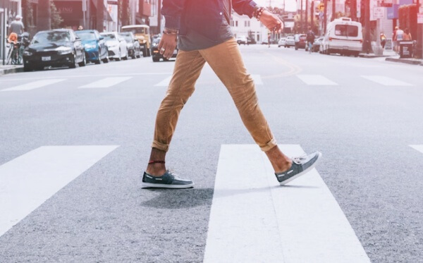 도로를-걷는-사람