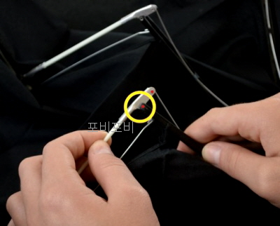 우산 살대 구멍 식별하는 모습