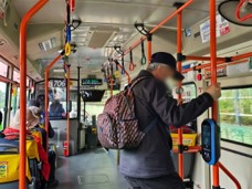 버스타고-도망치는-할아버지