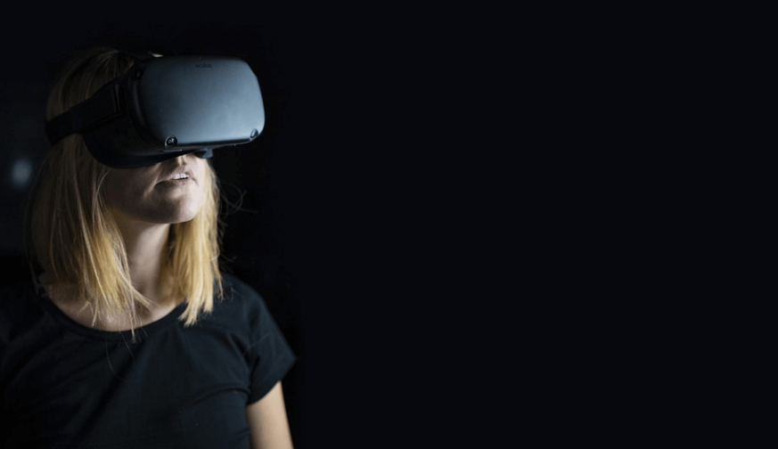 눈이 시린 이유가 될 수 있는 가상 현실 게임을 하고 있는 여자