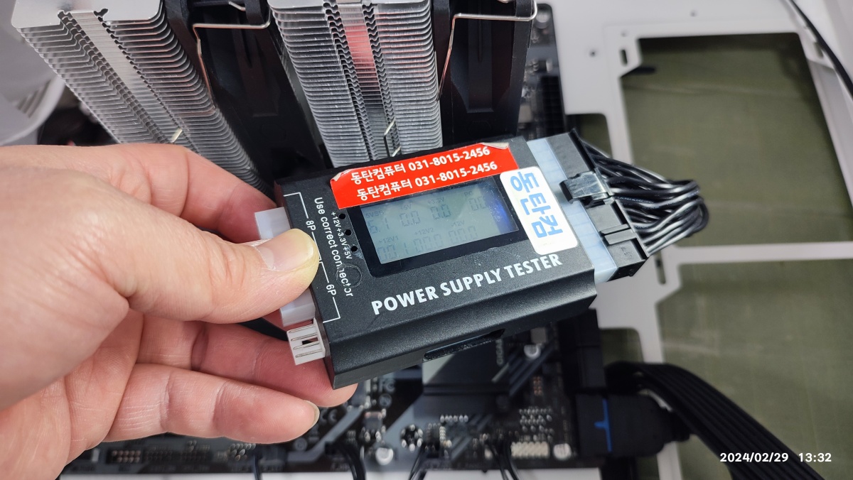 파워서플라이 테스트기의 LED 화면이 어둡고 수치가 비정상으로 나옵니다.