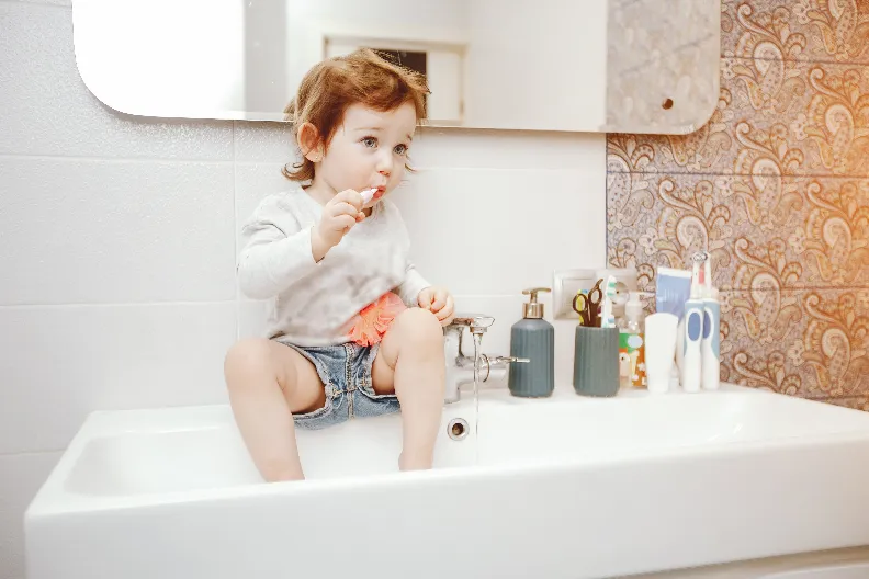 <a href="https://kr.freepik.com/free-photo/cute-little-girl-at-home_2872259.htm#fromView=search&page=1&position=36&uuid=2ce349a5-5bae-4349-b312-b24f8bcc2f32">작가 prostooleh 출처 Freepik</a>