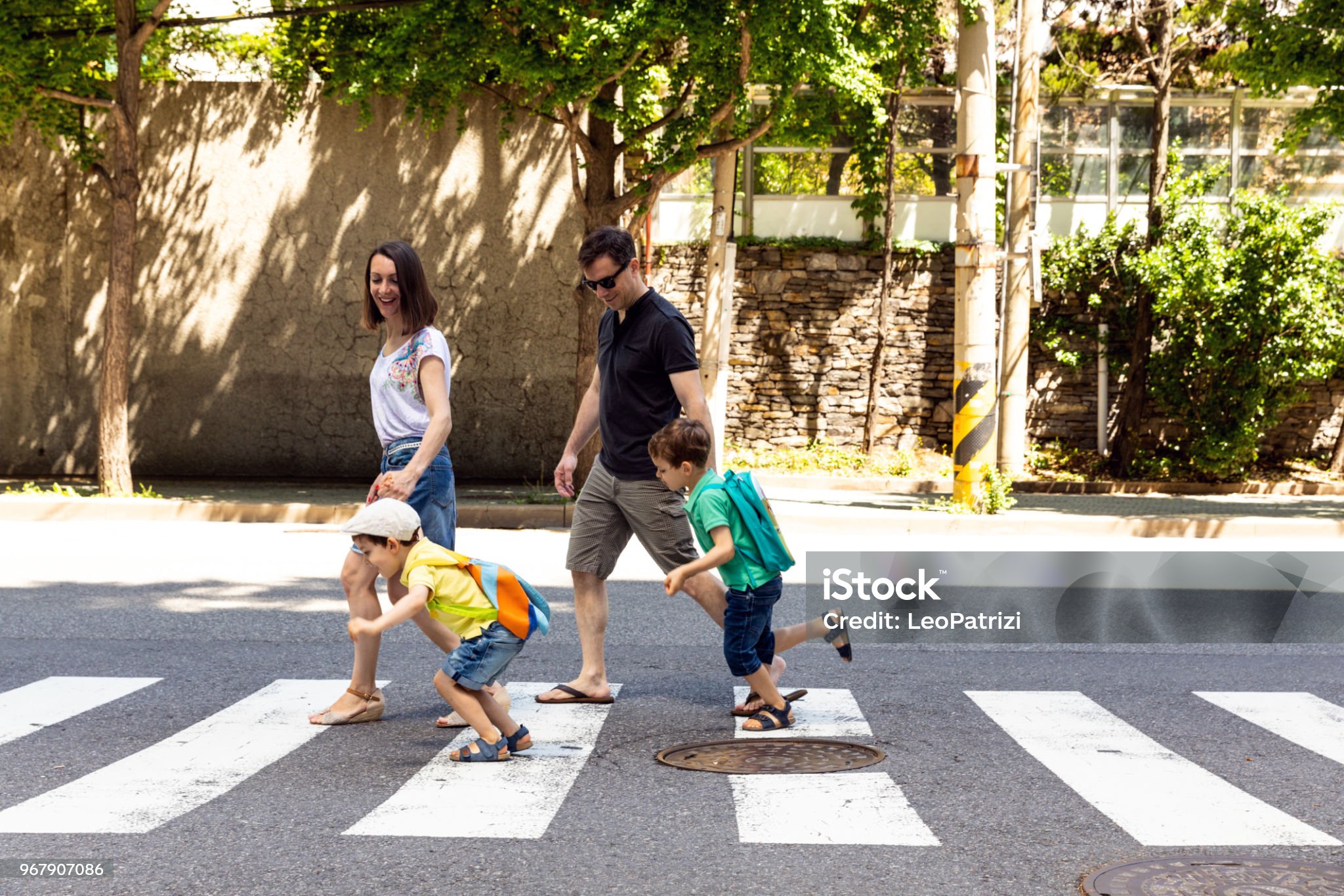 20~30대를 위한 스마트한 소비 전략, 충동구매 줄이기, 경험과 투자의 균형잡기, 스마트한 예산관리에 관한 이미지