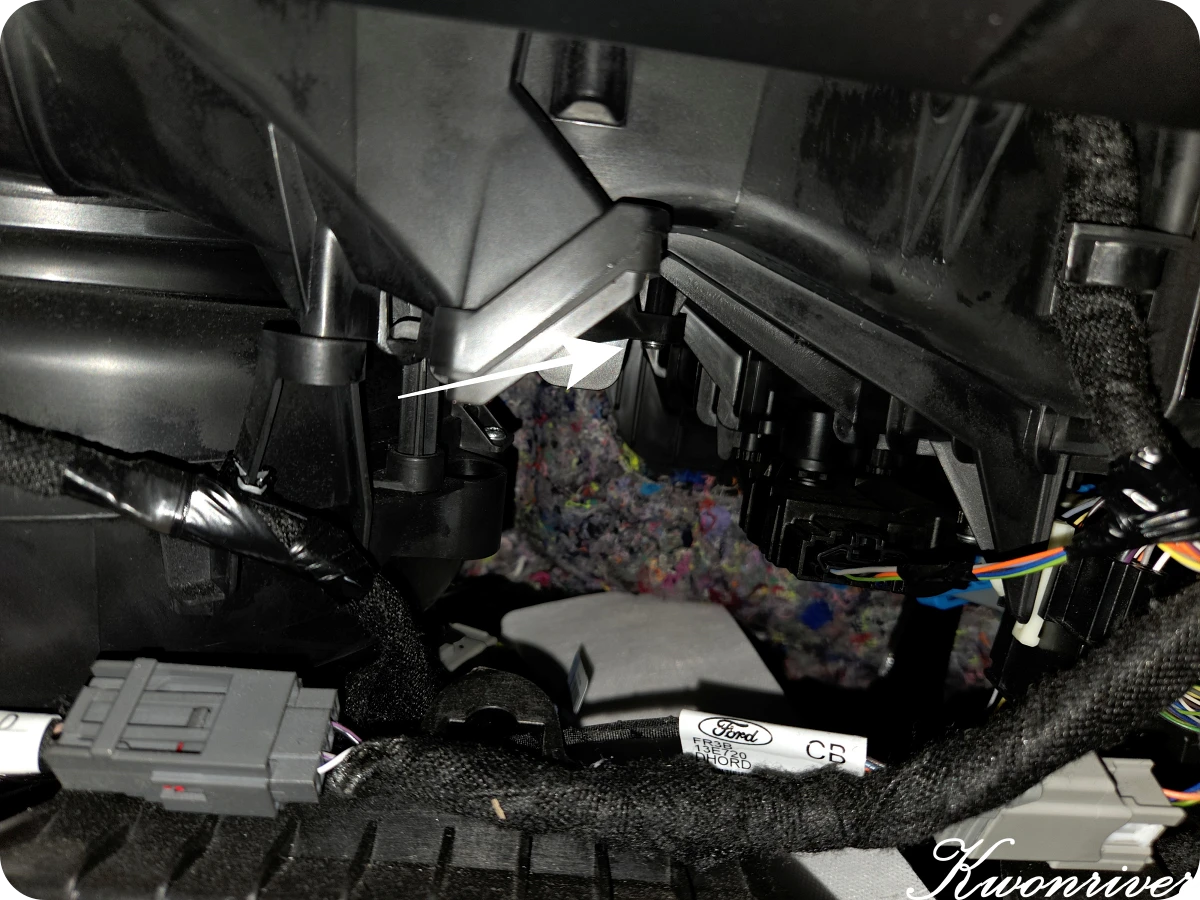 글로브-박스-안쪽-공간