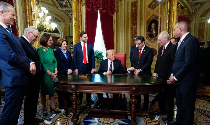 미국 정부 셧다운 임박, 트럼프와 의회 협상 결렬로 불안 고조 관련 사진