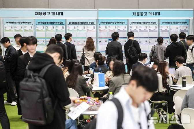 2025 중견기업 일자리 박람회 현장1