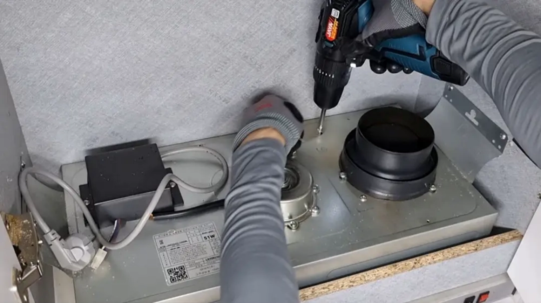 후드 날개 고정 볼트 푸는 모습