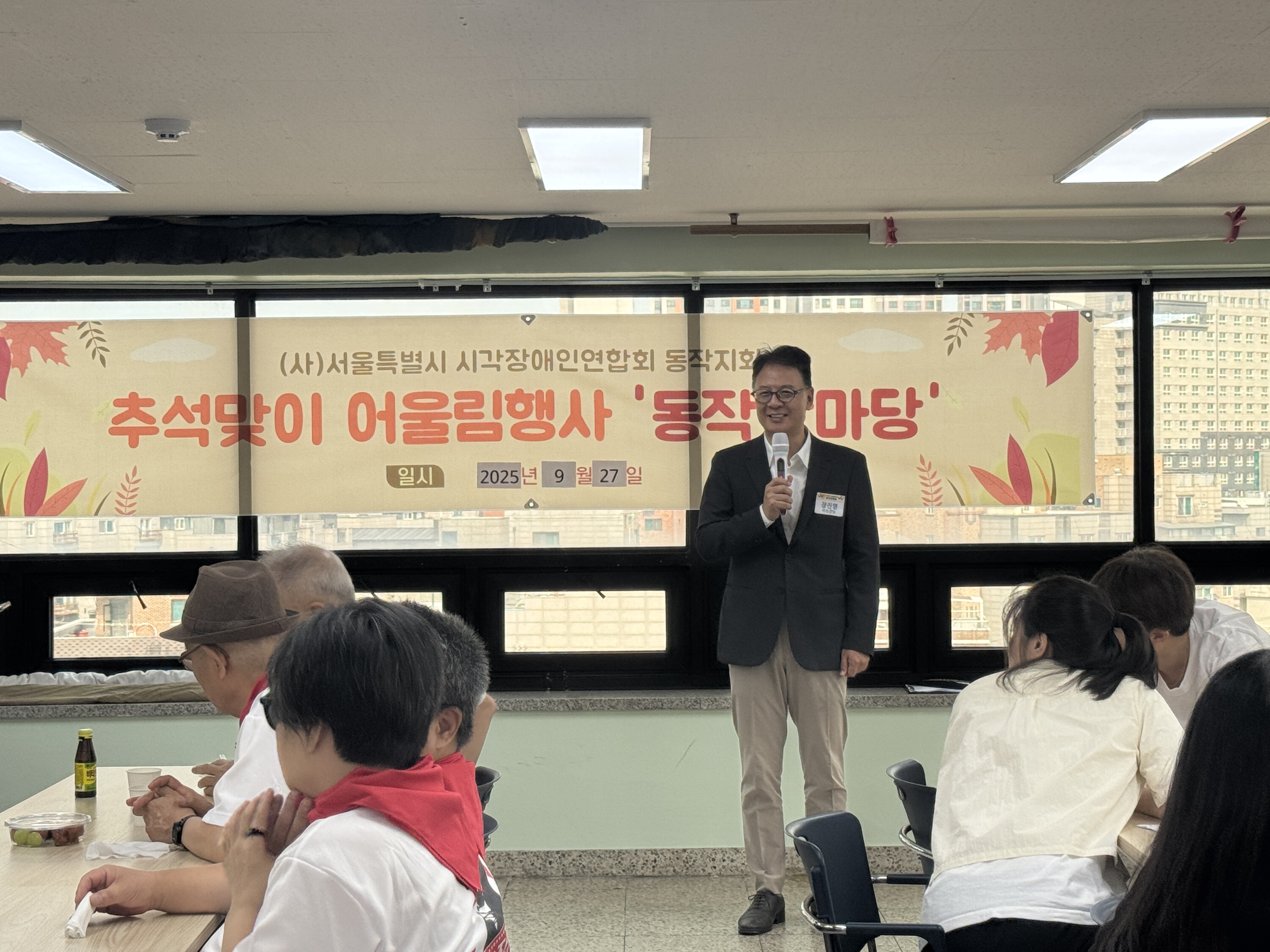 장진영 동작갑 당협위원장이 지회원들께 인사를 하는 모습