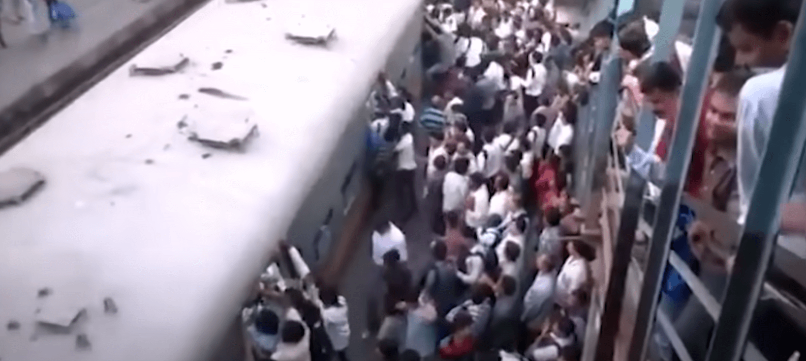 열차에 몰려드는 사람들4