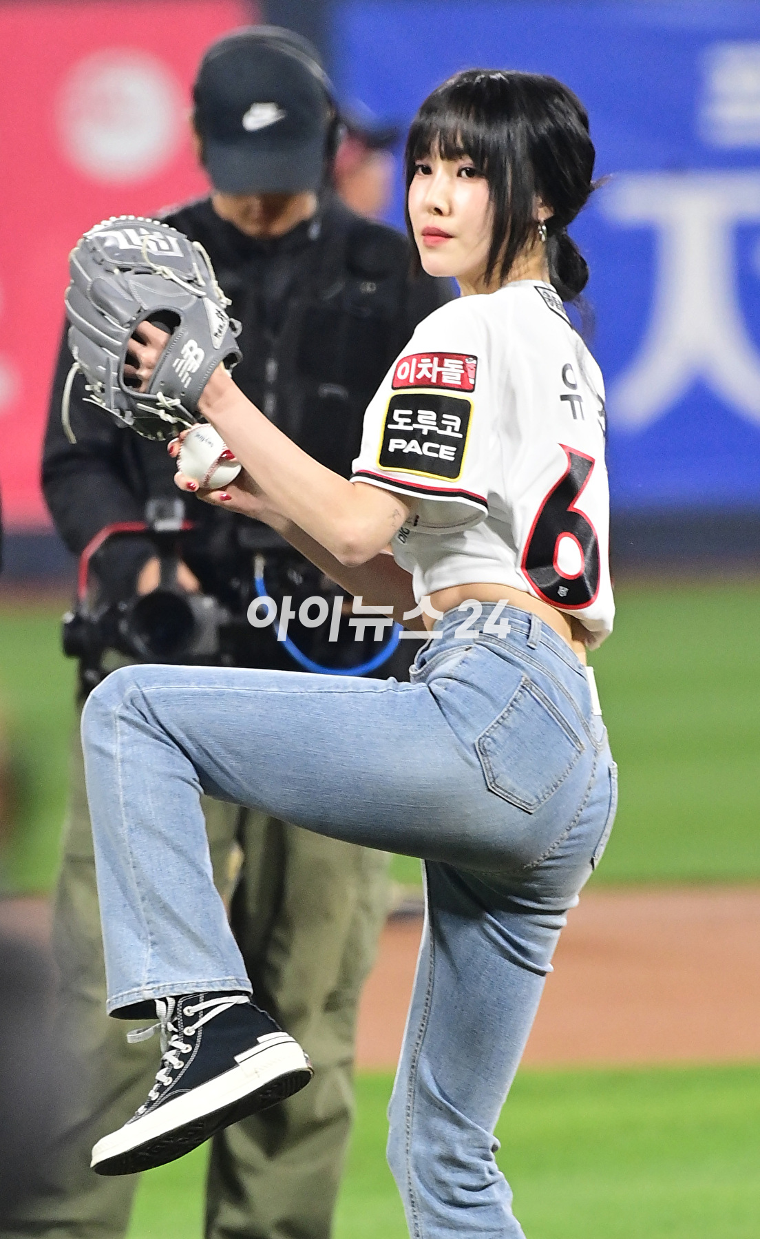 31일 오후 경기도 수원 KT위즈파크에서 &#39;2023 KBO 포스트시즌 플레이오프&#39; 2차전 KT 위즈와 NC 다이노스의 경기가 열렸다. 가수 유주가 시구자로 참석해 공을 던지고 있다. [사진=정소희 기자]