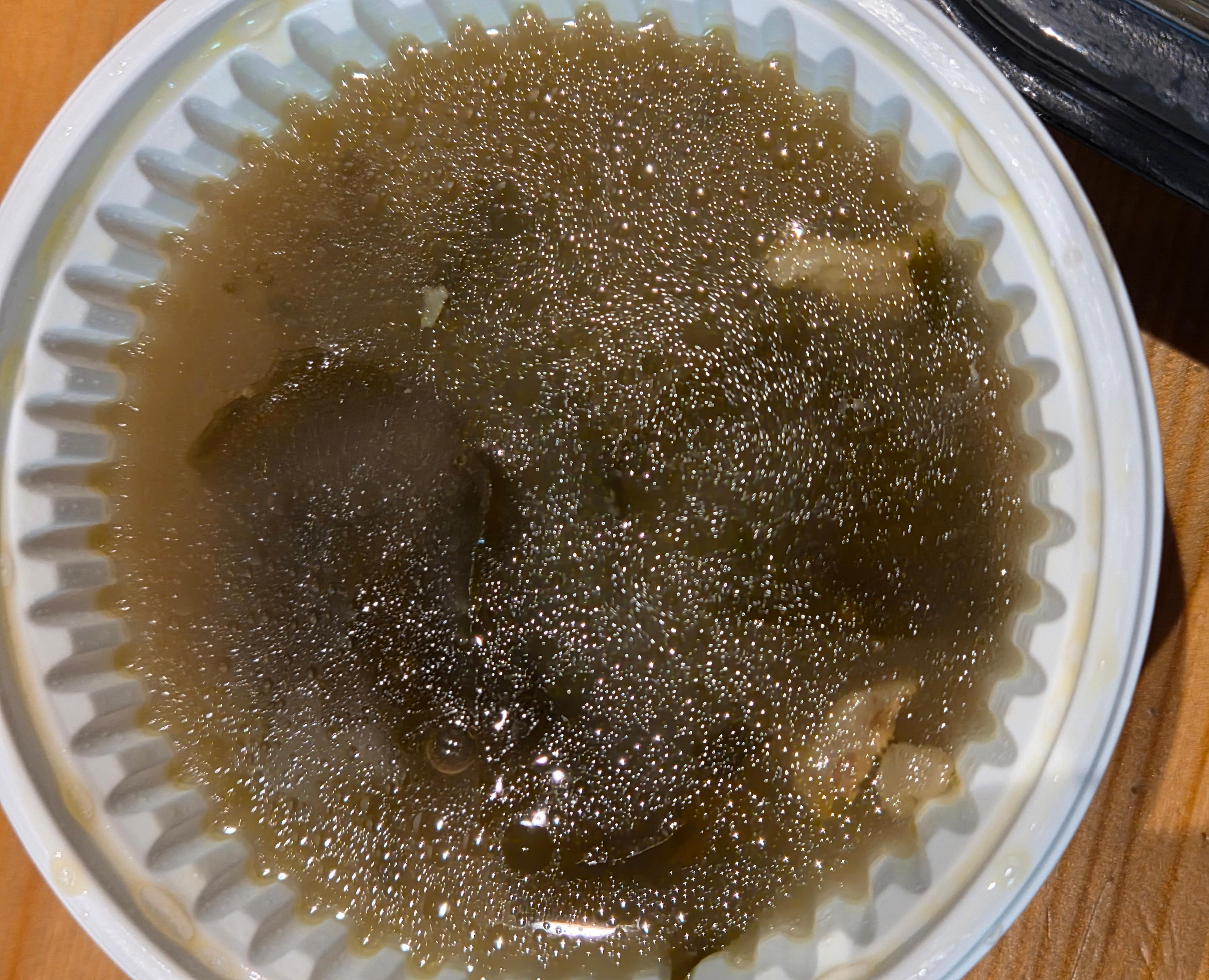 배달로 함께 제공된 미역국 한 그릇 국물에 미역과 고기가 들어가 깊은 색감을 띔