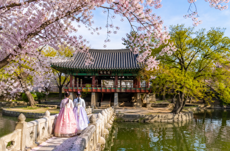 춘향전 배경지로 한국 4대 누각 중 하나인 광한루.
연못, 오작교, 한옥 조합이 아름다운 사진.