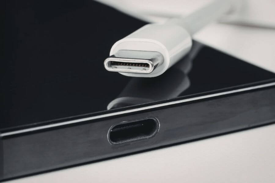 스마트폰 충전 포트 청소 방법