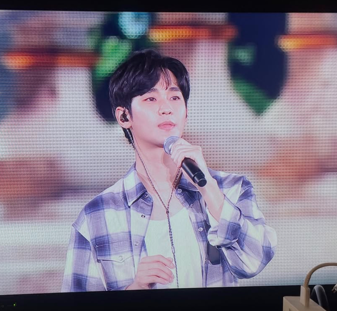 배우 김수현이 팬미팅에서 노래를 부르는 사진