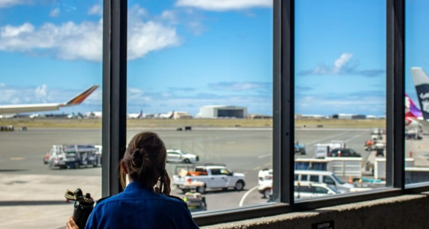 공항에서-전화해는-여자