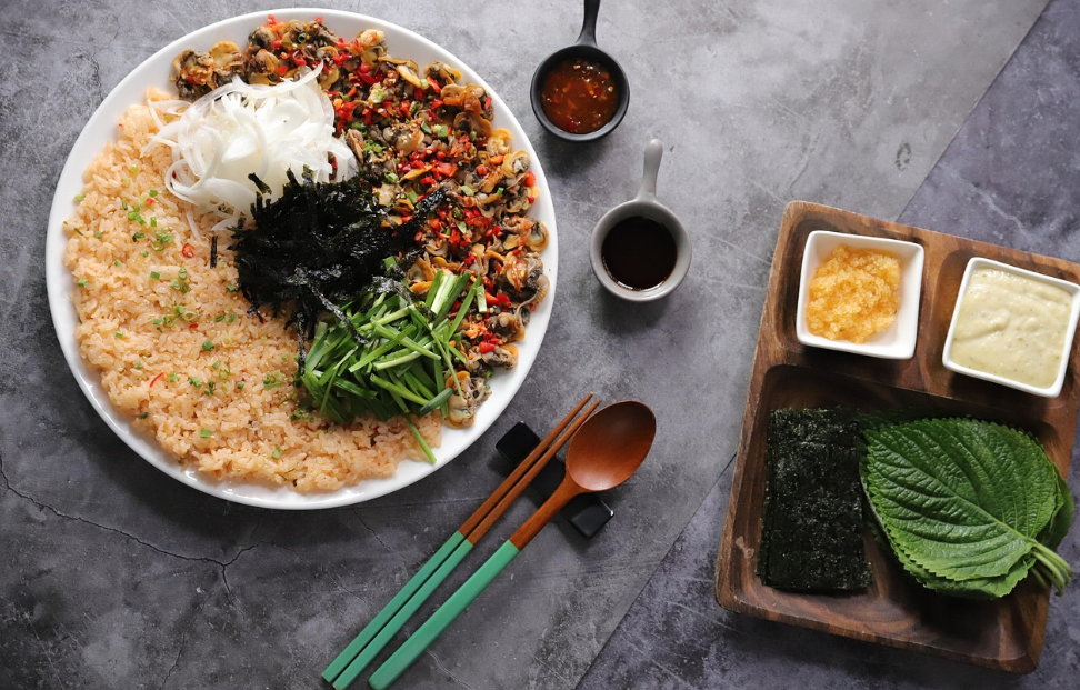 꼬막 비빔밥의 모습