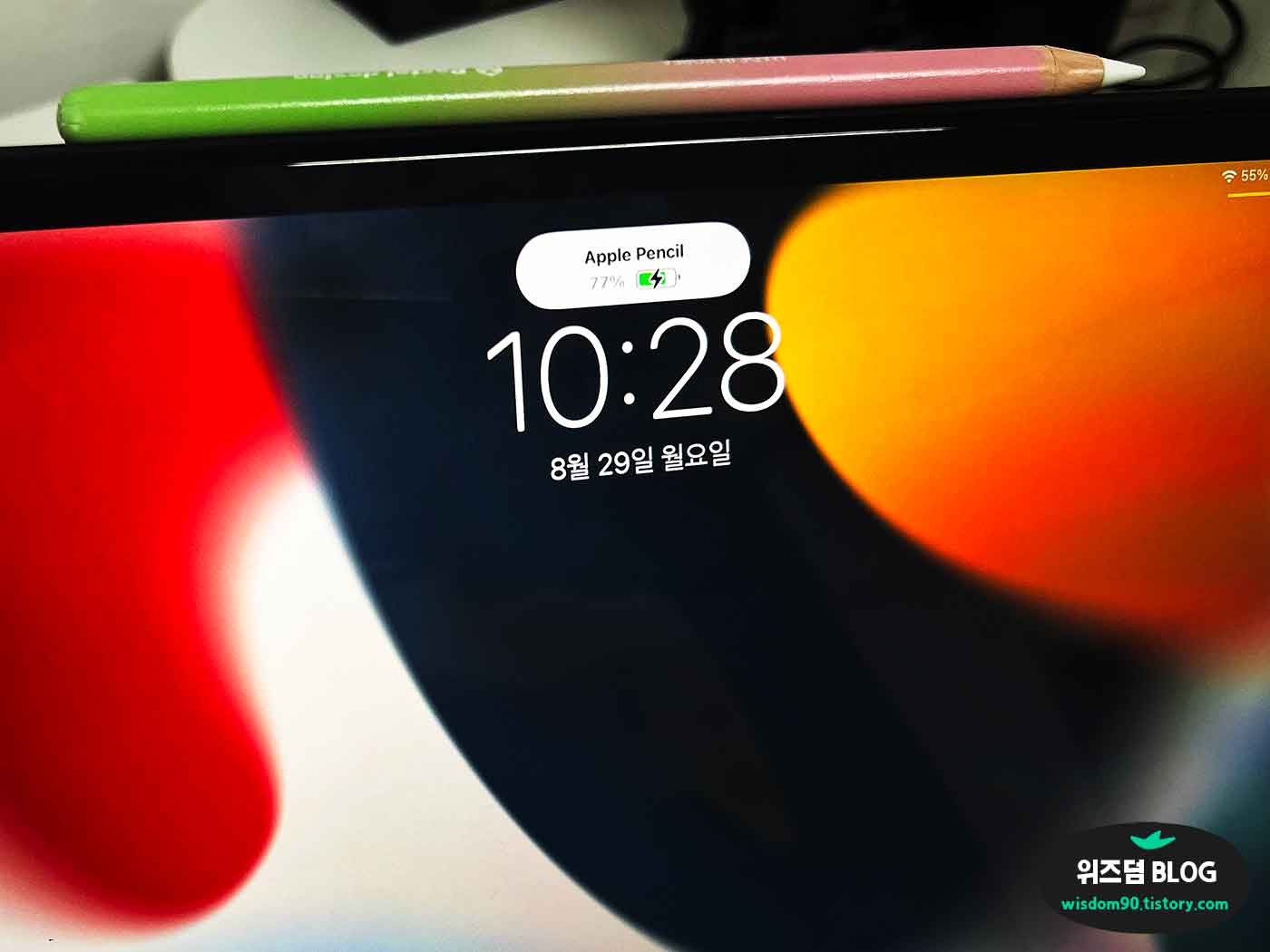 아이패드 케이스 착용 후 애플펜슬을 충전하는 모습