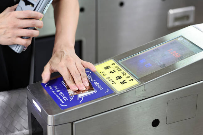 한 시민이 개찰구를 통과하고있다