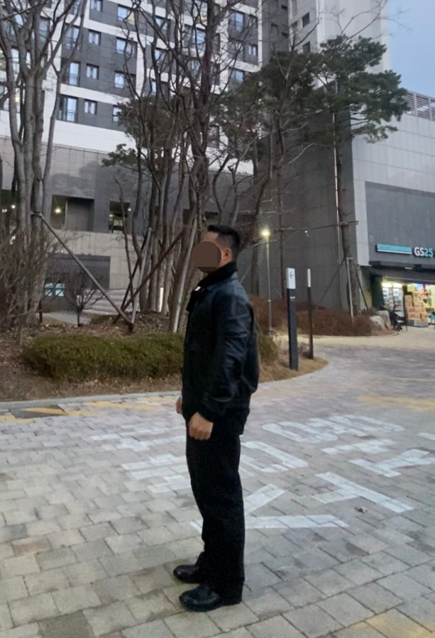 데일리룩('26. 3. 6.)스페로네 스탠다드 카라 A-2 재킷, 아이라이크큐 빈티지 목도리 머플러, 무신사스탠다드 레플리카 퍼티그 팬츠, 킨치 구두 더비슈즈 SHOWER 808