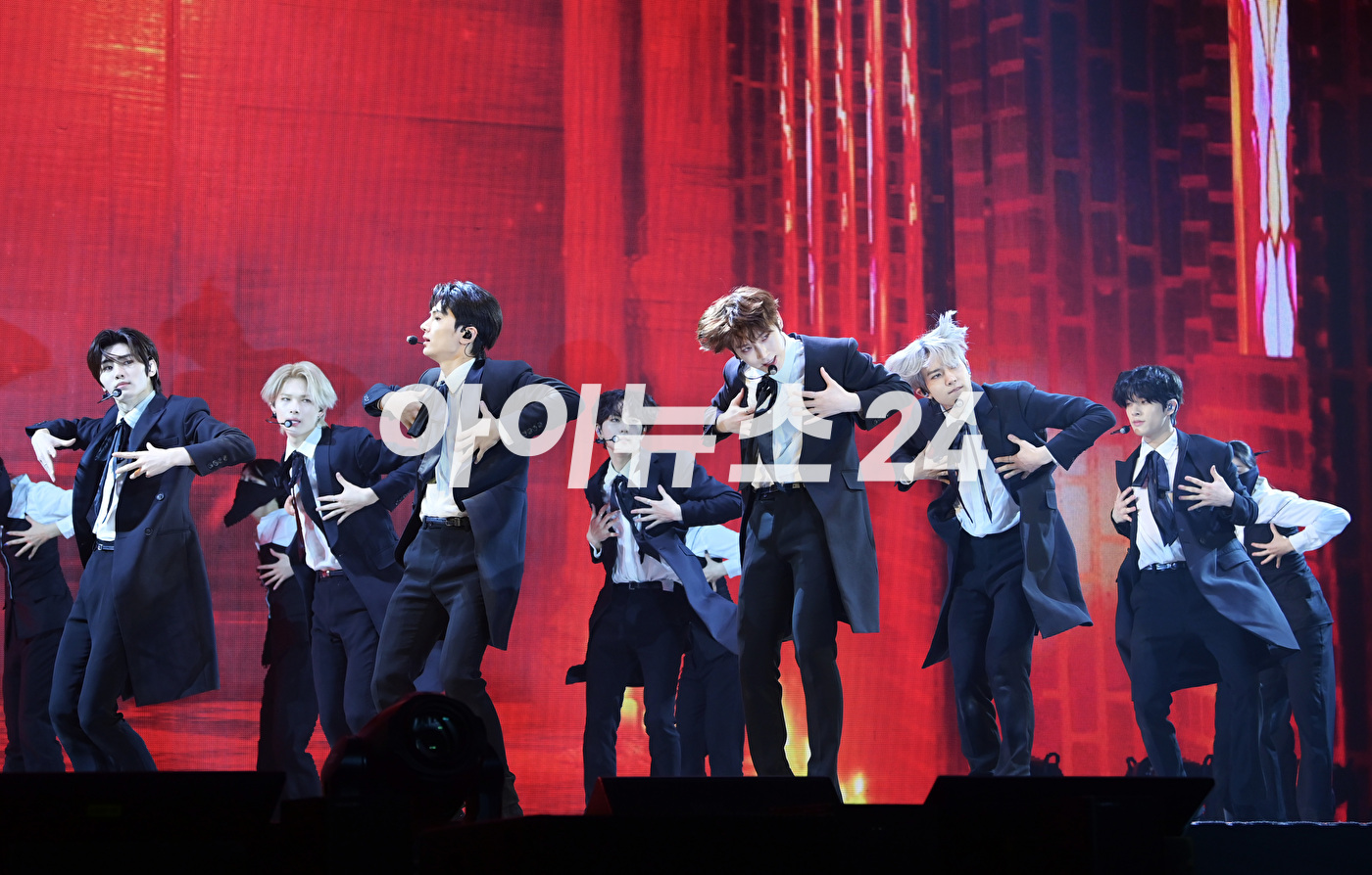 그룹 엔하이픈이 22일 오후 서울 성북구 안암동 고려대학교 화정체육관에서 열린 엔하이픈(ENHYPEN) 미니 4집 '다크 블러드(DARK BLOOD)' 발매 기념 미디어 쇼케이스에서 타이틀곡 '바이트 미' 무대를 선보이고 있다. [사진=정소희 기자]