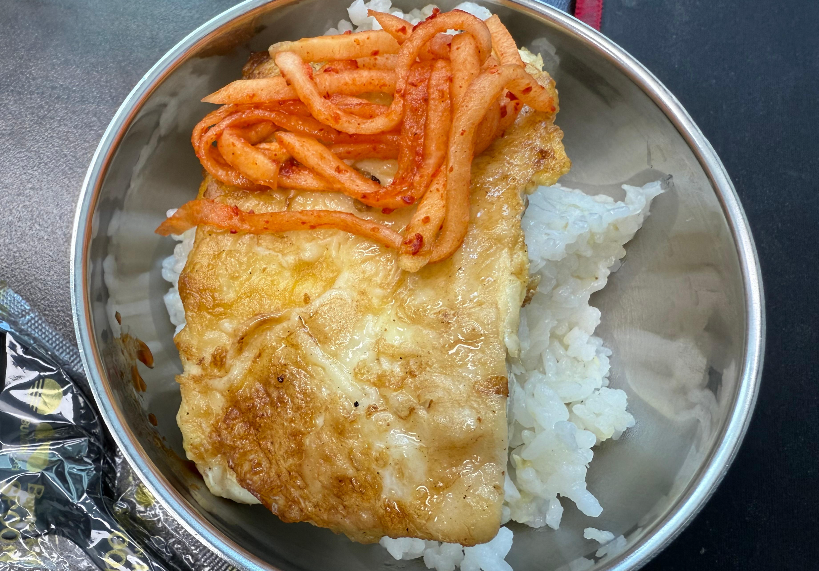두부 구이에 무생채 올려먹기