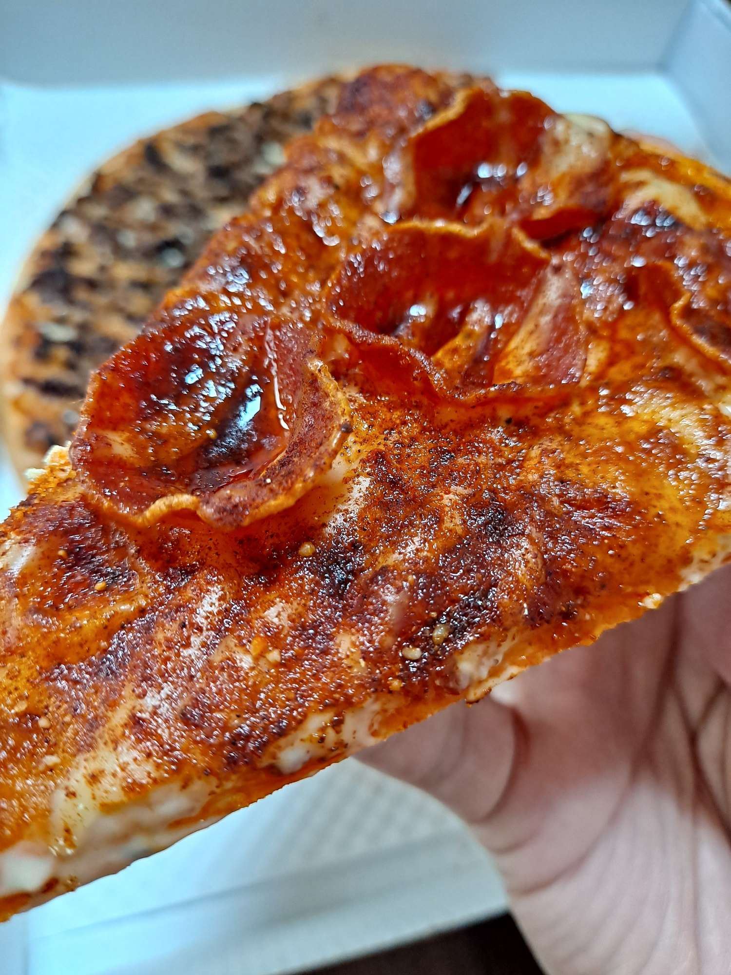 꽃이 핀 페퍼로니피자