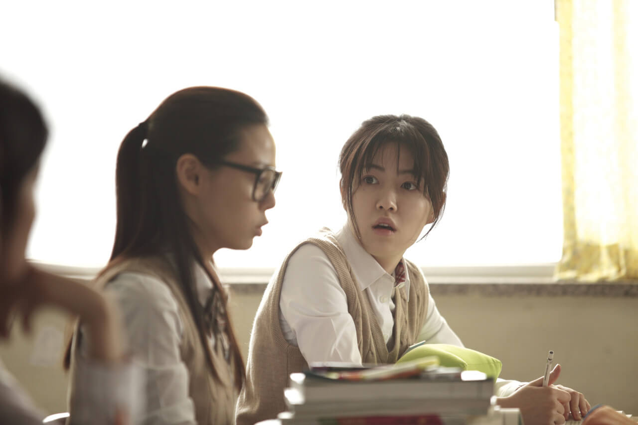 공무원이 되고 싶은 수현과 그 옆에 앉아있는 만복