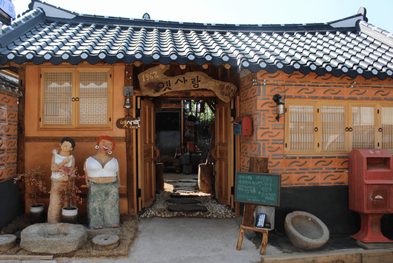 오늘N 2513회 커피 한잔할래요? 전북 남원 올드카와 5만여 점 골동품이 한옥 공간을 가득 채운 이색카페 옛사랑1962