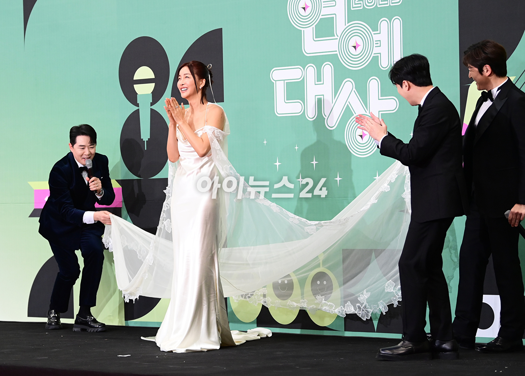 23일 오후 서울시 영등포구 여의도 KBS 신관 웨딩홀에서 진행된 &#39;2023 KBS 연예대상&#39; 레드카펫 행사에 &#39;편스토랑&#39; 붐-류수영-진서연이 참석하고 있다. [사진=정소희 기자]