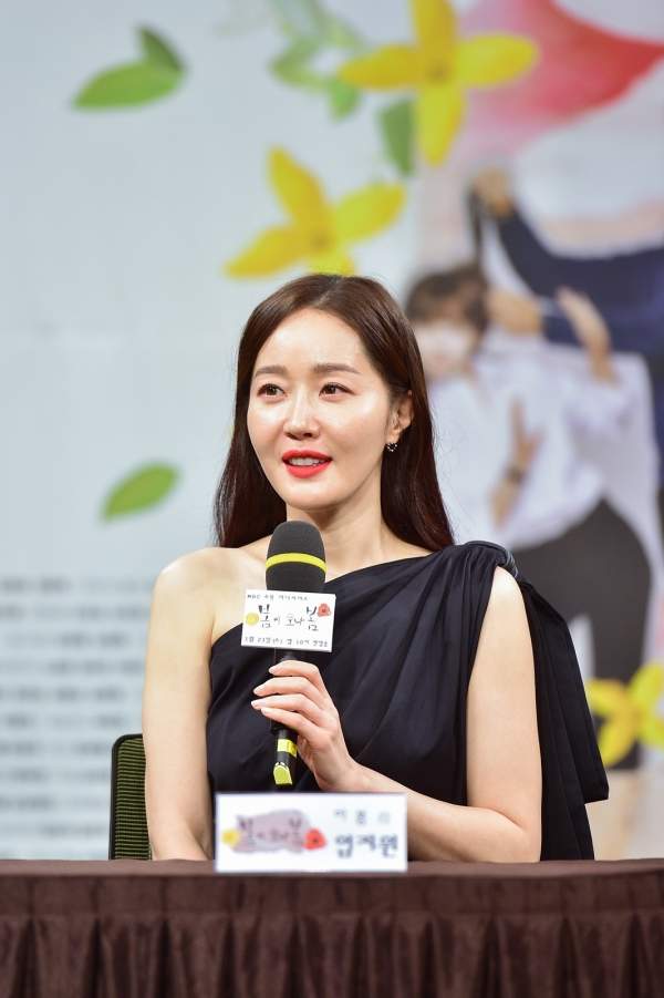 엄지원