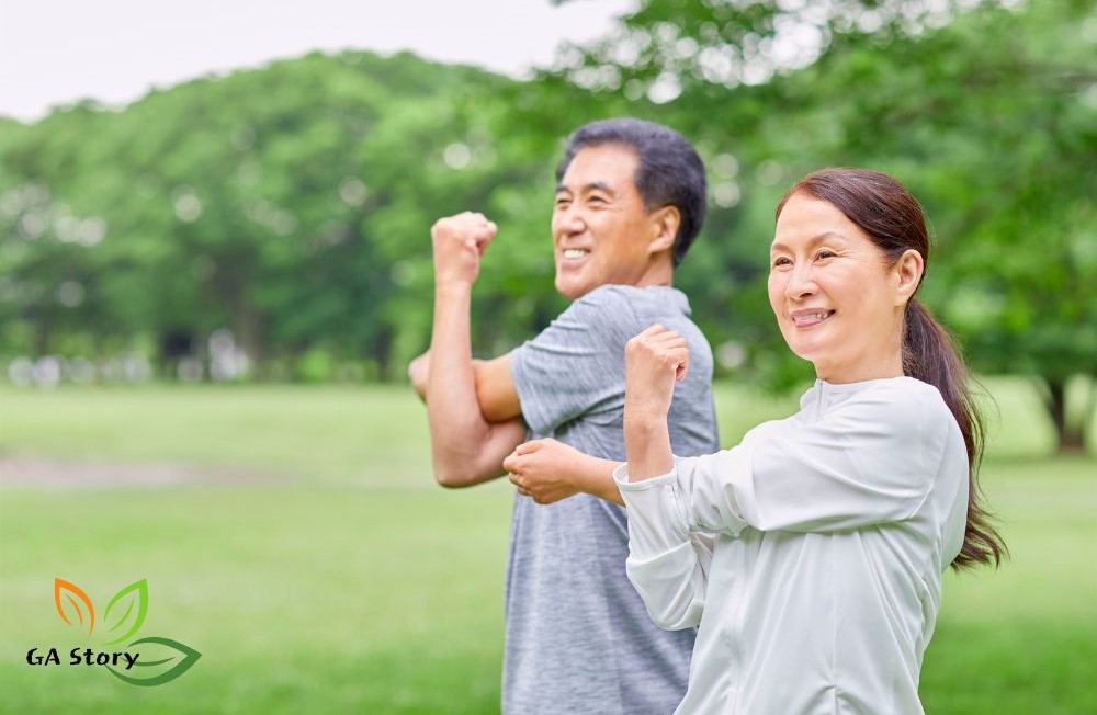 중년 부부가 공원에서 함께 체조를 하며 팔을 들어올리는 트레이닝 운동 모습 via canva