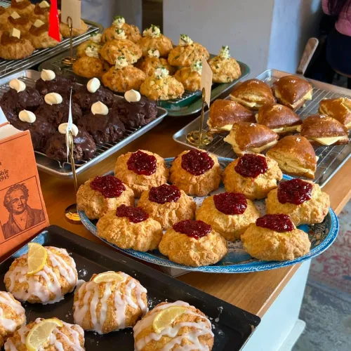 레이어드 안국점의 아기자기한 감성 인테리어와 다양한 영국식 스콘 및 디저트. / Cafe Layered Anguk&amp;#39;s variety of British scones and cakes.