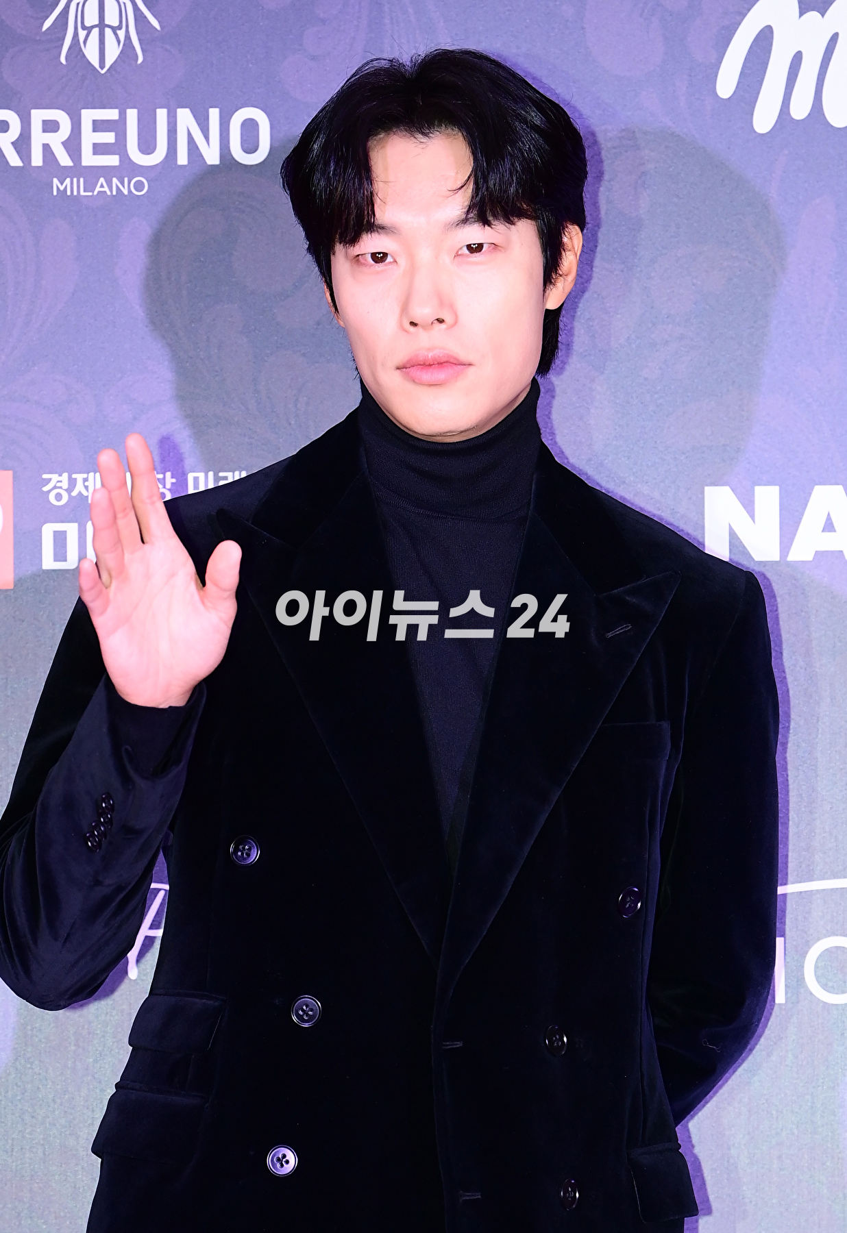 배우 류준열이 7일 오후 서울 강남구 논현동 건설회관 비스타홀에서 열린 &#39;28회 춘사국제영화제&#39; 시상식에 참석하고 있다. [사진=정소희 기자]