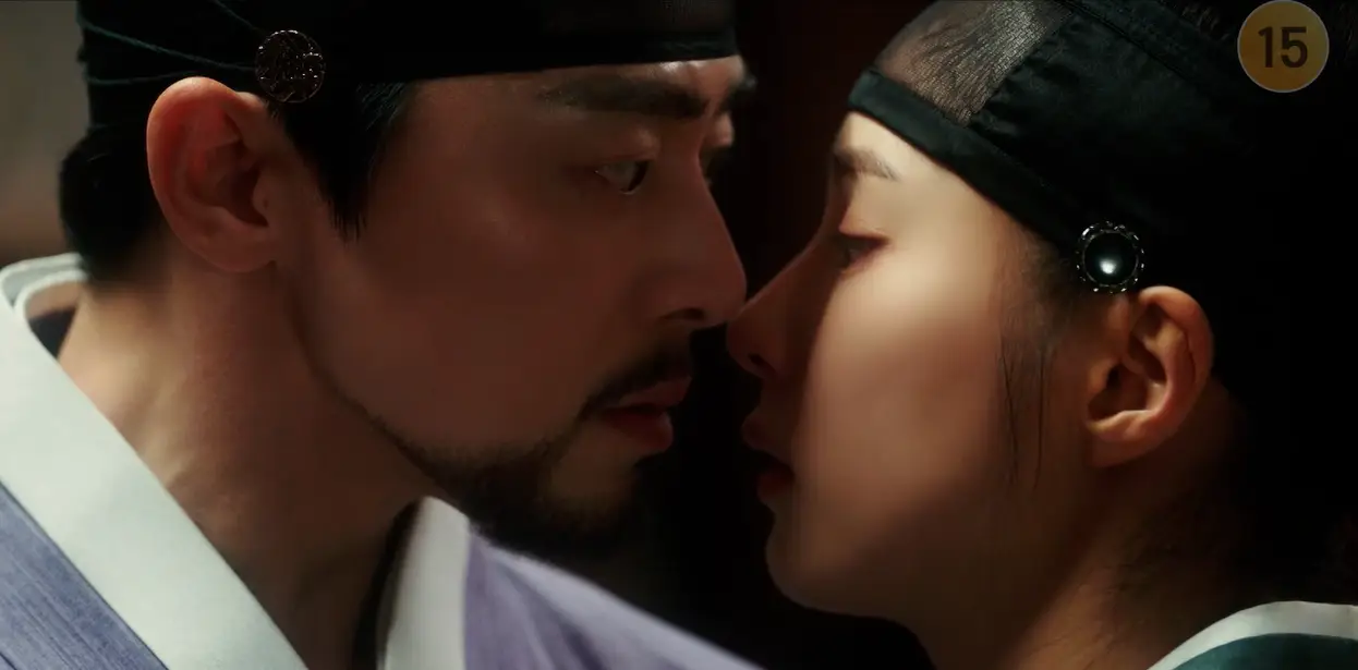 세작-
보라색 한복에 수염을 단 조정석에게 남자 초록색 한복을 입고 키스하려 다가가는 신세경