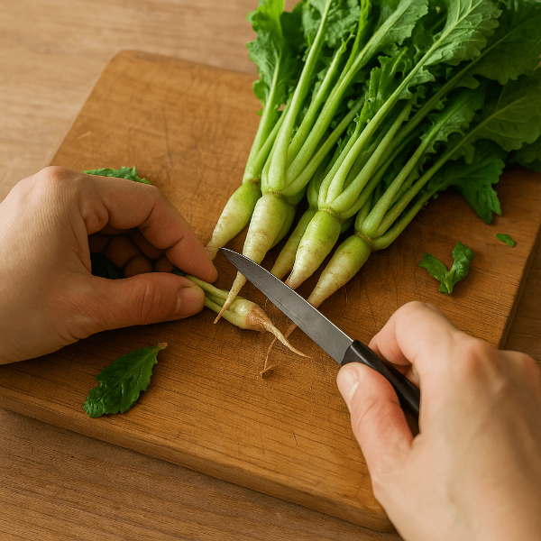 도마위에서 칼로 손질하고 있는 열무 이미지