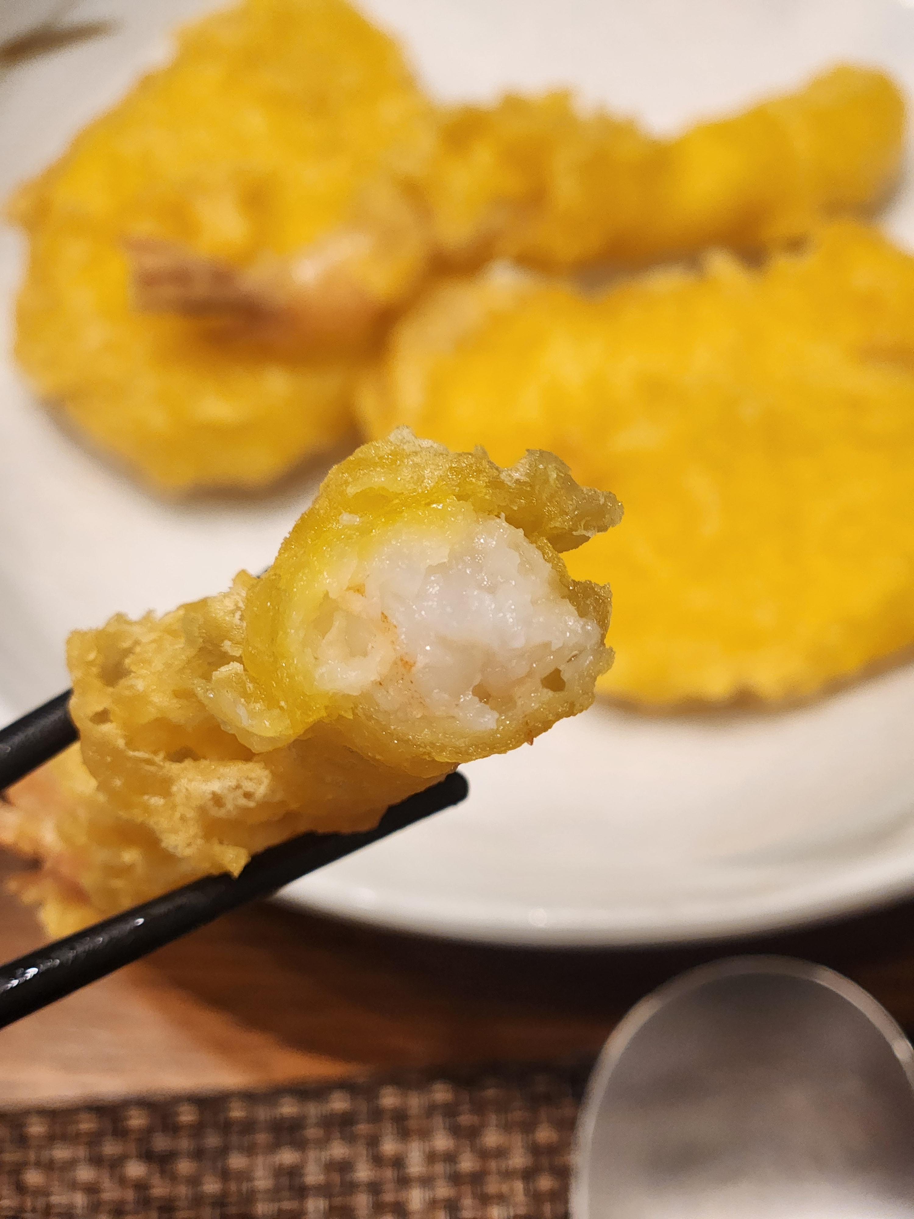 바삭한 튀김옷 속 탱글한 새우살과 포슬포슬한 고구마튀김 단면