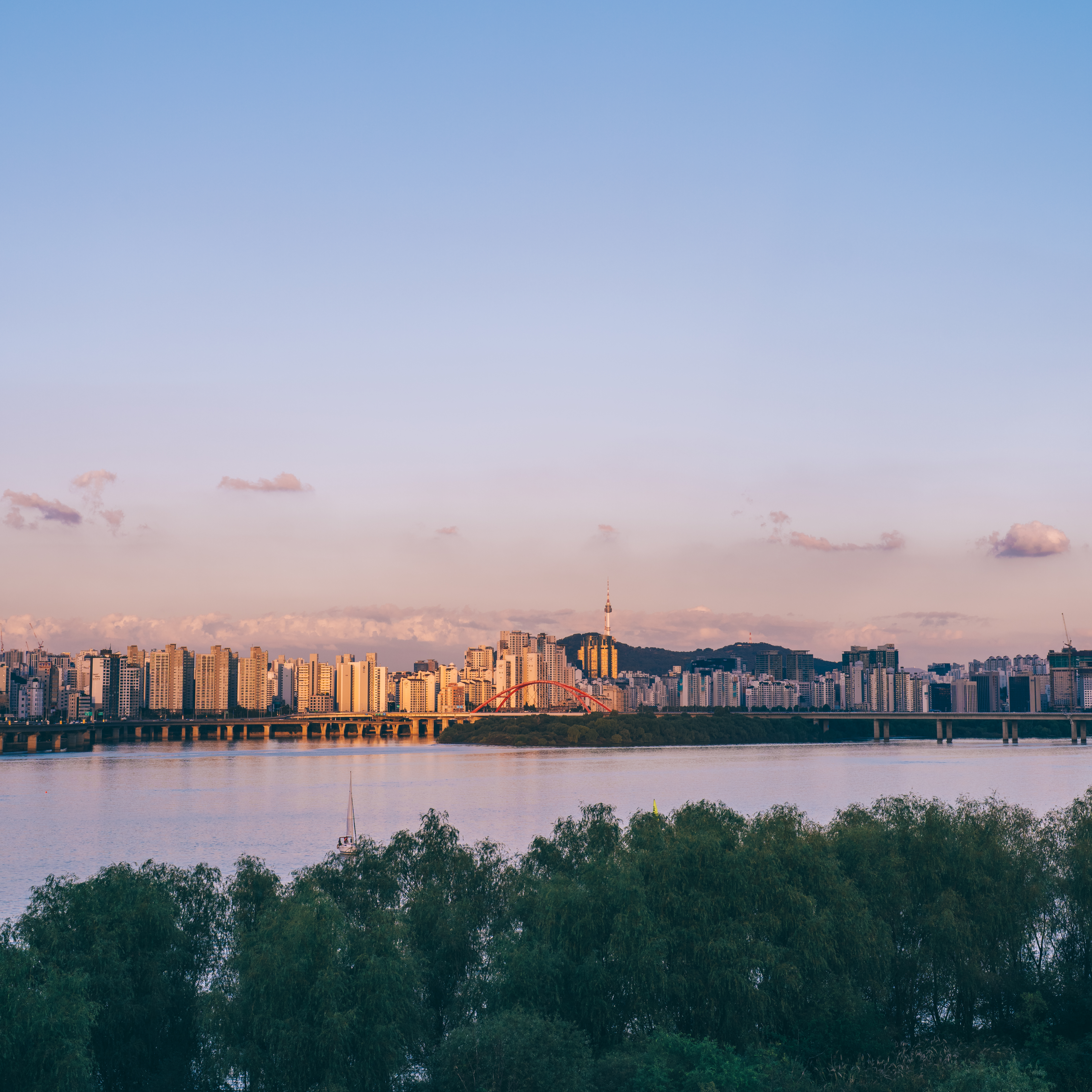 선유도와 양화대교가 보이는 한강공원