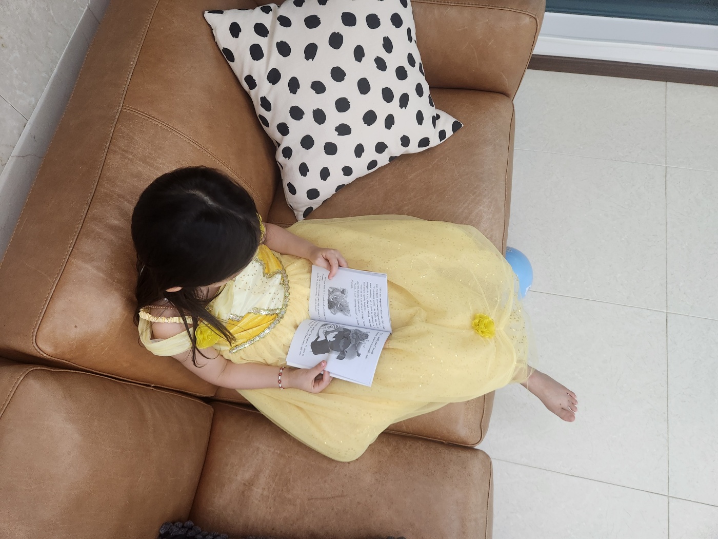 쉬운 그램 영어책을 읽고 있는 딸