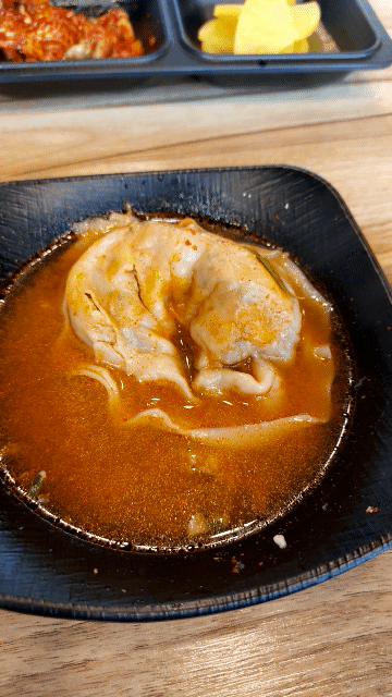 다 익은 만두 소가 꽉찼다.