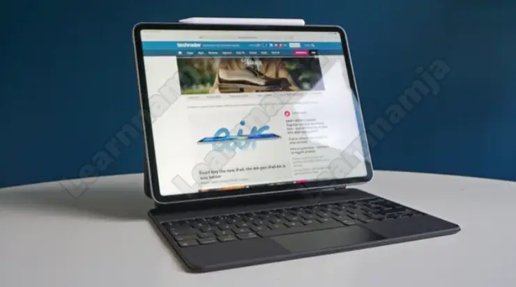 iPad Pro 12.9 (2022) 테이블 위