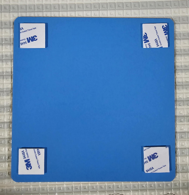 설치 위해 뒷면에 양면테이프 부착모습