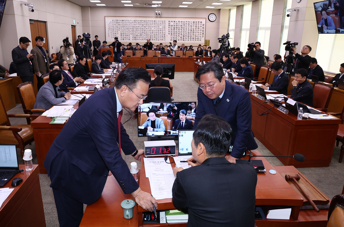 17일 국회에서 열린 법제사법위원회 전체회의에서 정청래 법사위원장, 유상범 여당 간사, 김승원 야당 간사가 교육위 소관 법률안을 두고 대화를 나누고 있다.