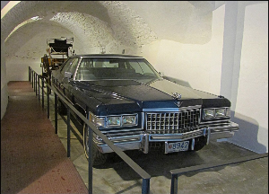 죽은 갈라에게 디올의 빨간 드레스를 입혀를 캐딜락을 태워 이동