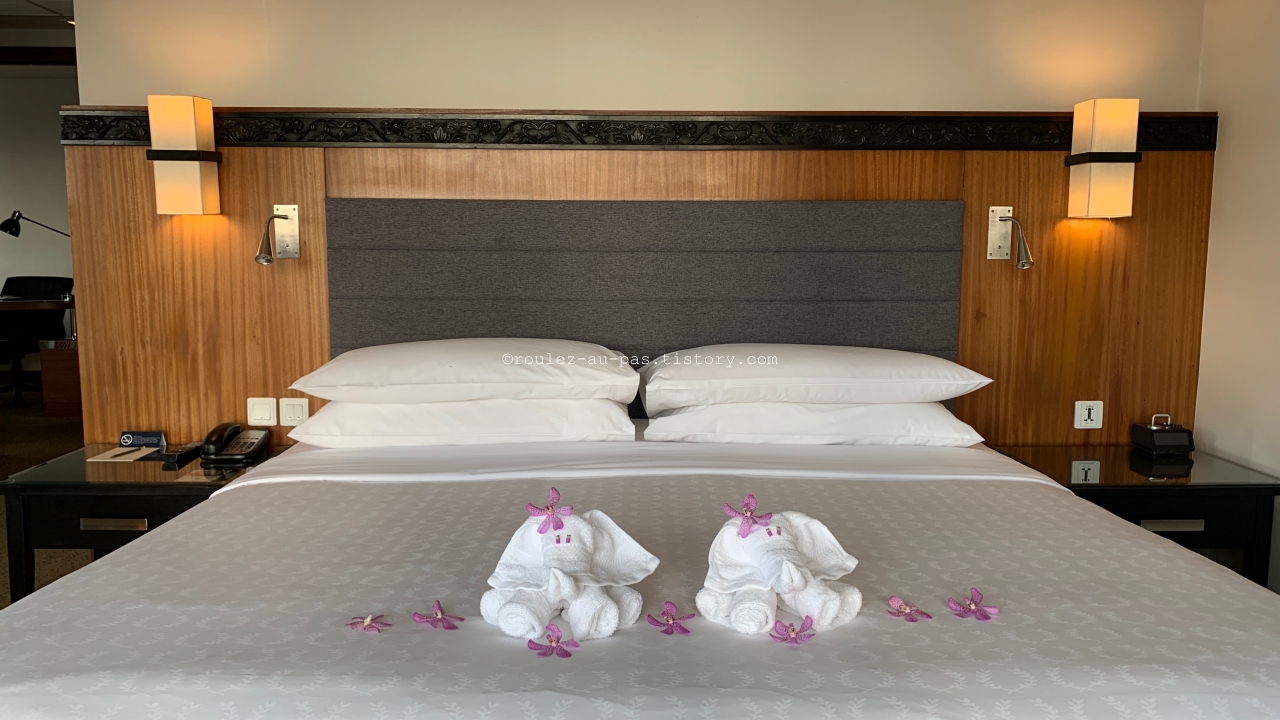 BANGKOK-RO-SHERATON-SUITE-BED