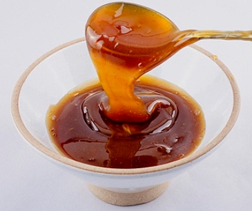 한국의 떡 종류 도토리떡-조청