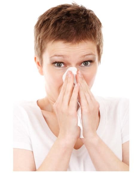 벌에 쏘였을 때 나타나는 증상인 알러지&amp;#44; 호흡곤란&amp;#44; 혈압 저하를 나타내는 이미지