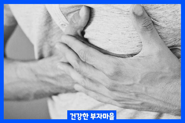 가슴을 쥐어짜는 듯한 통증이나 답답하면 협심증일 수 있습니다.