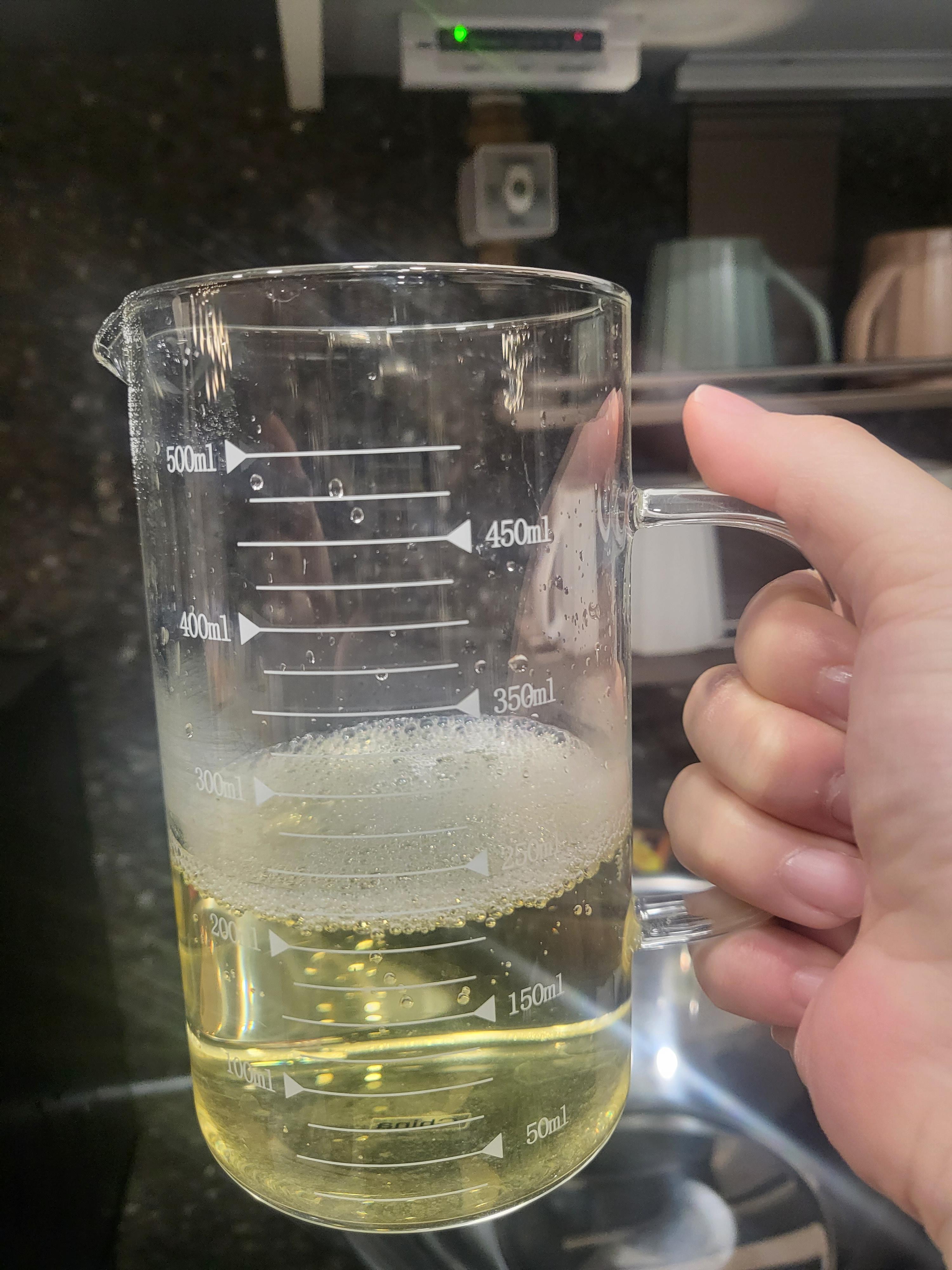 비커에 담긴 식초 300ml